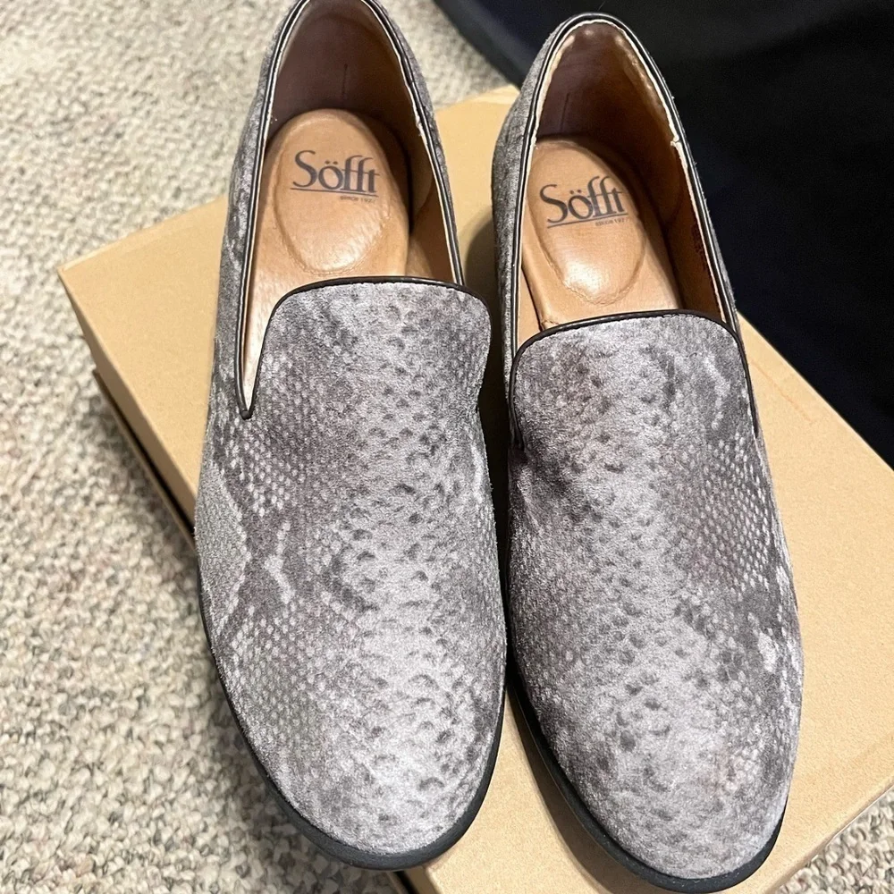 Söfft snake print suede loafer sz 9
